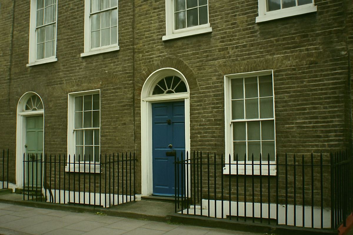 A cobbled lane inside Windsor Castle precinct leading toward the State Apartments